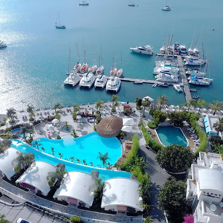 Hotel Yacht Classic - Boutique Class 4*